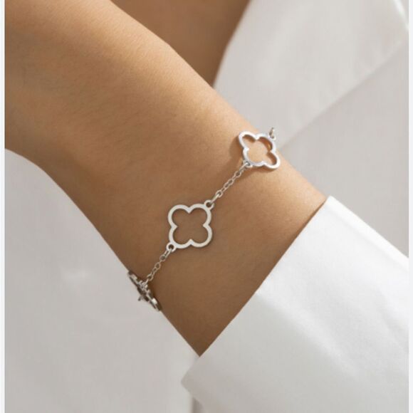 Anthropologie Jewelry - Clover bracelet M966